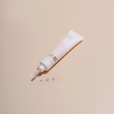 Isntree - TW-REAL Eye Cream - Pretgrumbu Krēms ar Probiotikām Ādai ap Acīm- 30ml
